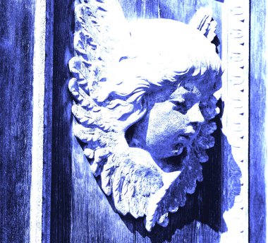 antika ahşap eski kapı dokusuna melek görünümünü kapat 