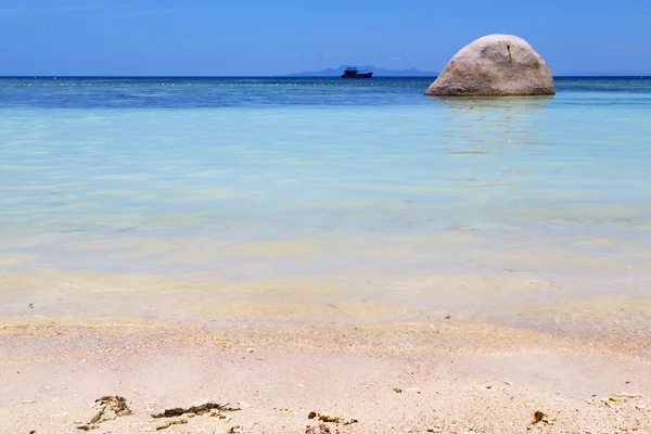 Azië in het kho tao baai eiland witte strand rotsen — Stockfoto
