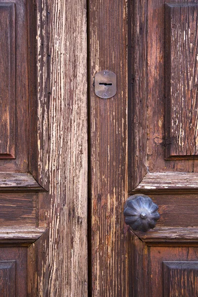 Golpeador de latón y puerta de vidrio de madera caronno varesino varese ital — Foto de Stock