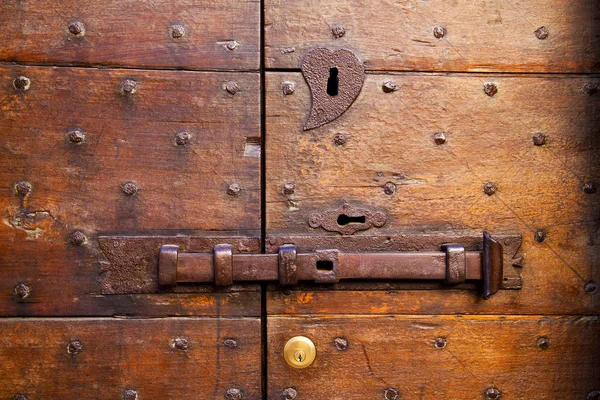 Kołatka brązowy i drewno drzwi castiglione olona varese, Włochy — Zdjęcie stockowe