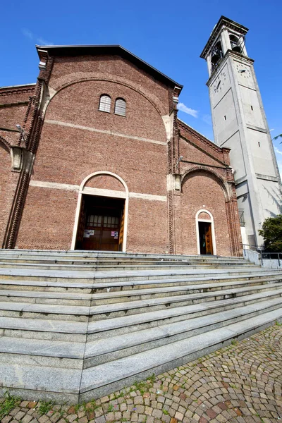 意大利卡达诺阿尔坎波封闭的老砖教堂的前视图 — 图库照片