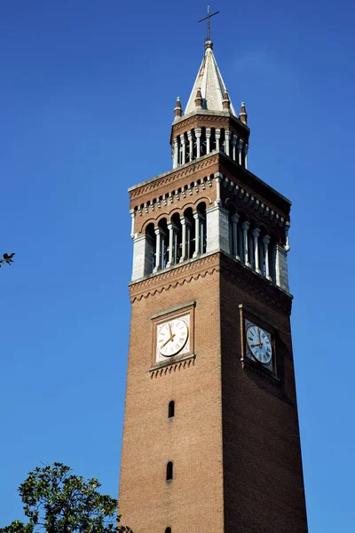 Castellanza alte abstrakte in italien wall r glocke sonniger tag — Stockfoto