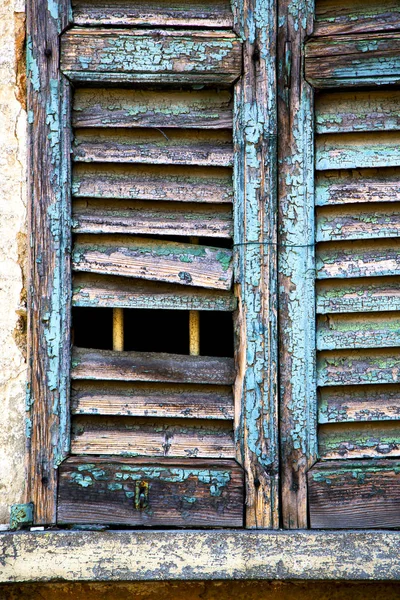 Castiglione olona varese italia ventana verde en el blanco — Foto de Stock