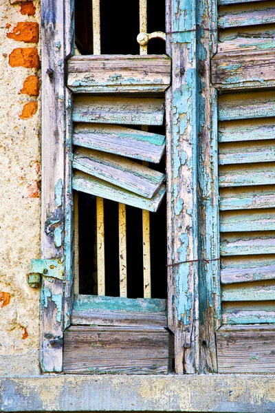 Castiglione  varese italy abstract  window   green in the white — Stock Photo, Image