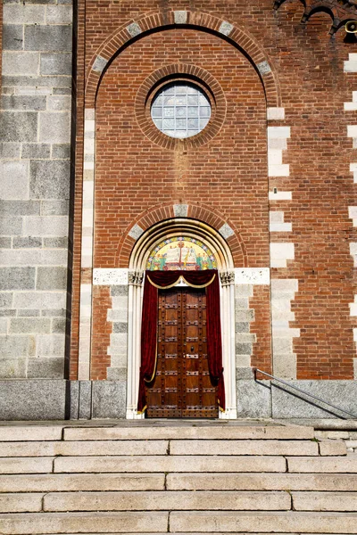Čelní Pohled Uzavřených Starého Zděného Kostela Samarate Itálie — Stock fotografie