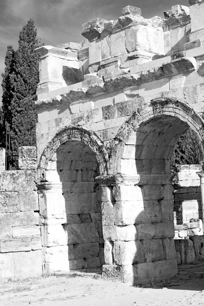 Ancienne colonne de construction et l'histoire du temple romain pamukkal — Photo