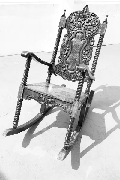 Vieille terrasse sale whith rocking chair vide — Photo