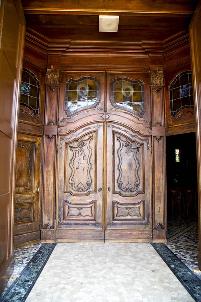 Europe  italy  lombardy       the milano old   church  door clos — Stock Photo, Image