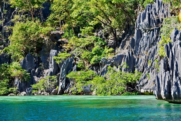 Från en båt i vackra panorama kustlinje havet och rock — Stockfoto