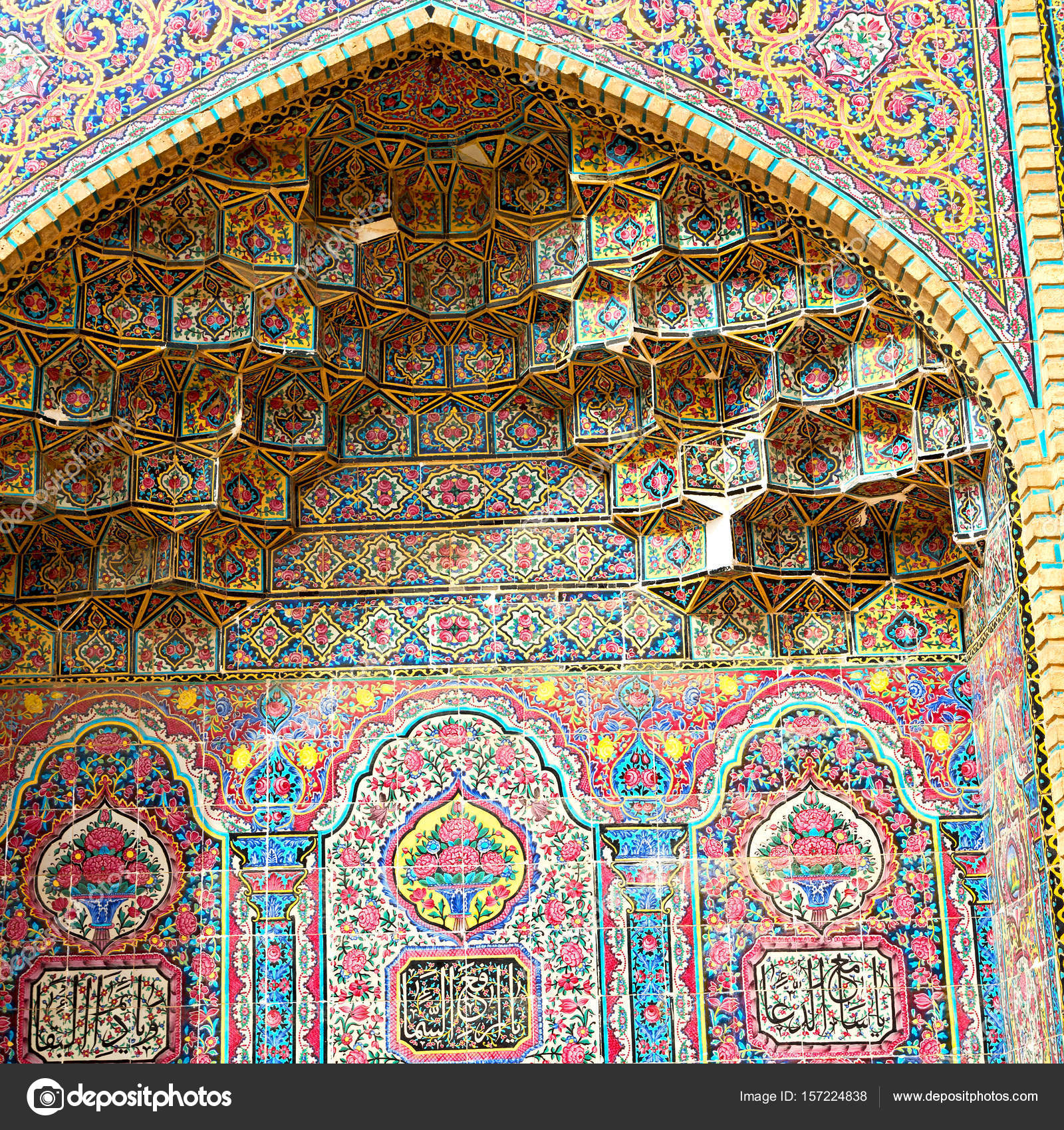 イランでは古い装飾用の花のタイルを背景のようなアンティークモスクから ストック写真 C Lkpro 157224838