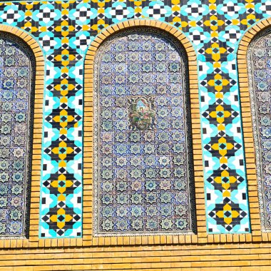 İran 'da bulanık. Arka plan gibi antik camiden dekoratif çiçek kiremitleri.