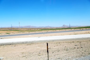 İran'da dağ ve yatay bir arabanın penceresinden bulanıklık