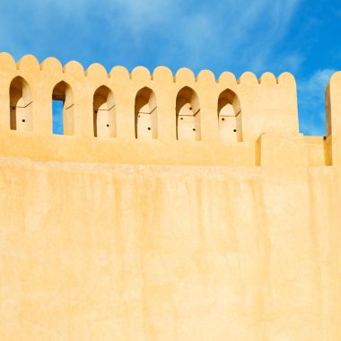 Kale savaşı gökyüzü ve Umman Muscat 'ın yıldız tuğlası eski savunma.  