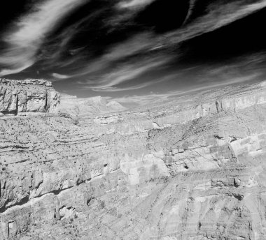  Doygun ve kanyon. Karanlık bulutlu gökyüzü. Umman 'daki eski dağ. 
