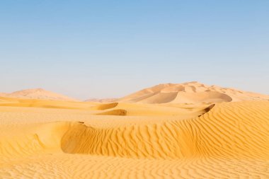 Umman, rub al hali açık mavi gökyüzü altında çöl dunes 