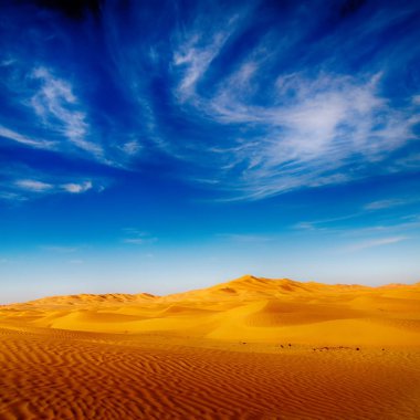 Umman, mavi gökyüzü altında çöl dunes doğal doz en düşük rub al hali 