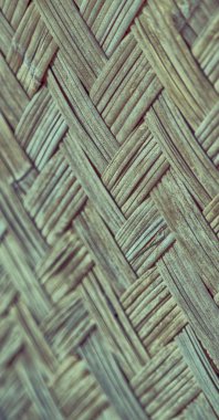 bir duvar inşa üzerinde hasır bambu