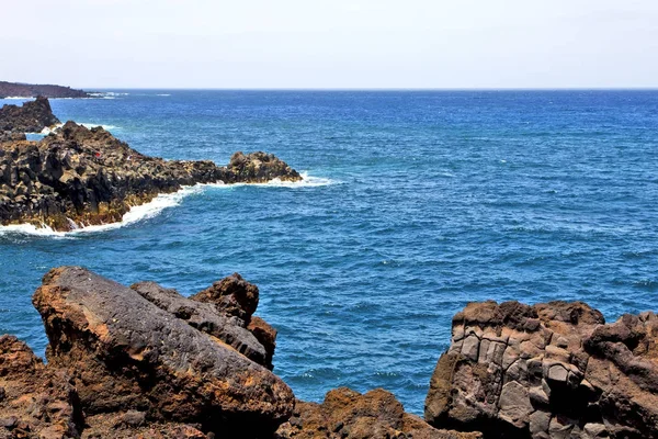 Hervideros braune felsen weiße küste lanzarote ummer — Stockfoto