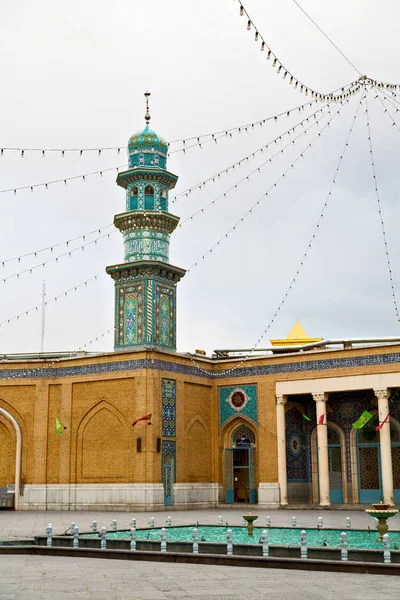 İran ve eski antika Camii minaresi — Stok fotoğraf