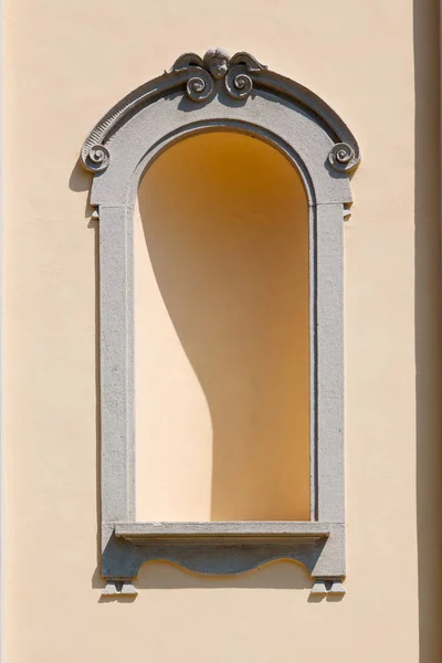 In Italië antieke historische venster — Stockfoto