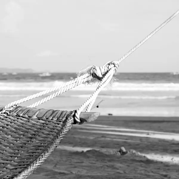 Vista de uma rede perto da praia do oceano — Fotografia de Stock