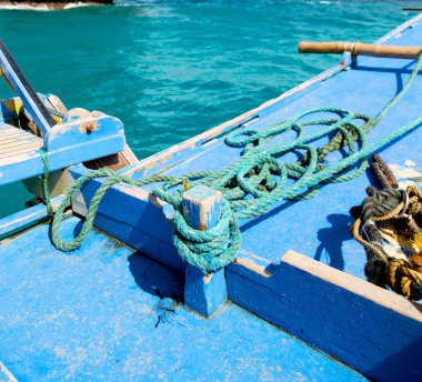 bir tekne ise ada tepeden bakış