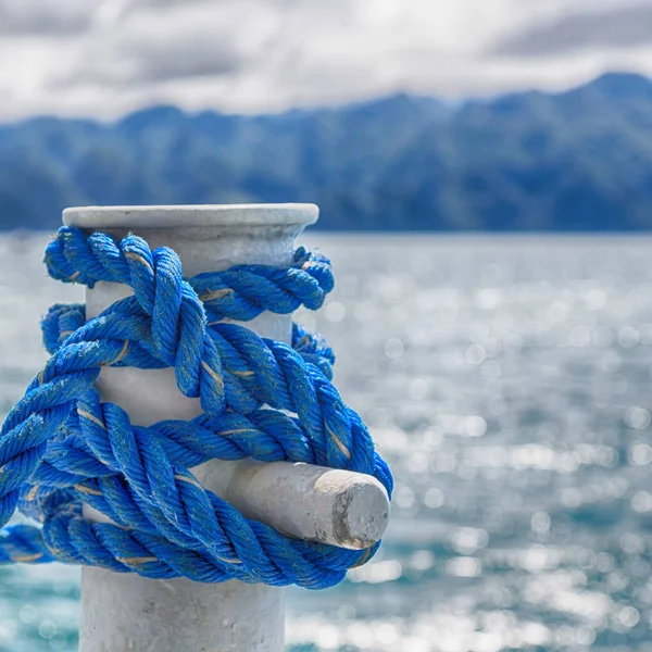 Une corde dans le yacht accessoire bateau — Photo