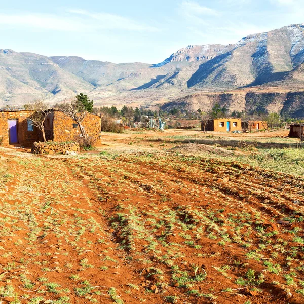 Dans le village de rue du lesotho près de la montagne — Photo