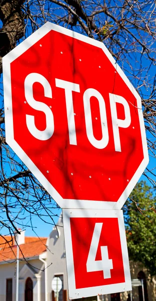 Im Stoppsignal und am Himmel — Stockfoto