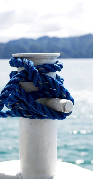 Une corde d'un hamac près du rivage de l'océan — Photo