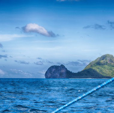  Tekne ve Pasifik Okyanusu görünümünden