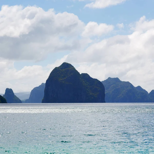 Stilla havet molnen och lampor — Stockfoto