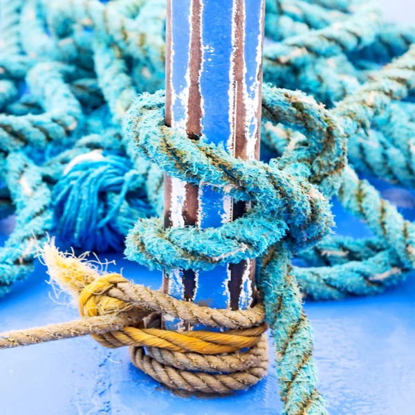 Une corde dans le yacht accessoire bateau — Photo