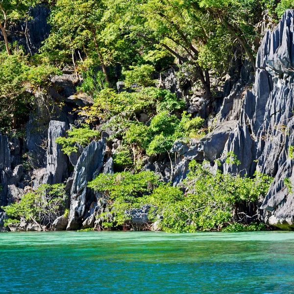 Från en båt i vackra panorama kustlinje havet och rock — Stockfoto