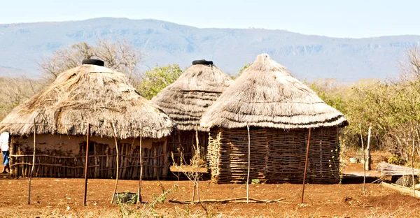 V ulici lesotho vesnici nedaleko nádvoří — Stock fotografie