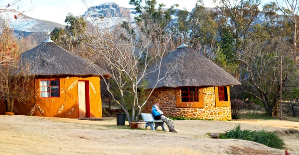 In lesotho Straße Dorf in der Nähe von Berg — Stockfoto