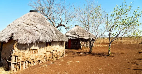 In lesotho straat dorp in de buurt van binnenplaats — Stockfoto