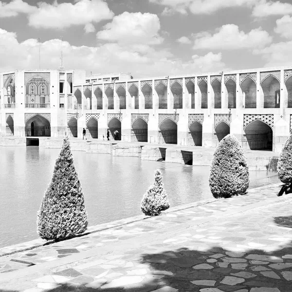在伊朗旧桥梁与河流 — 图库照片