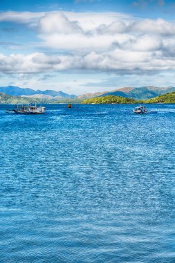bir tekne güzellikler kıyı şeridi deniz ve rock 