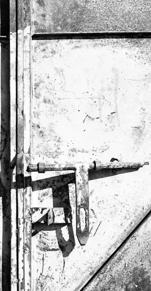 Антикварні металеві замкові двері в старому будинку — стокове фото