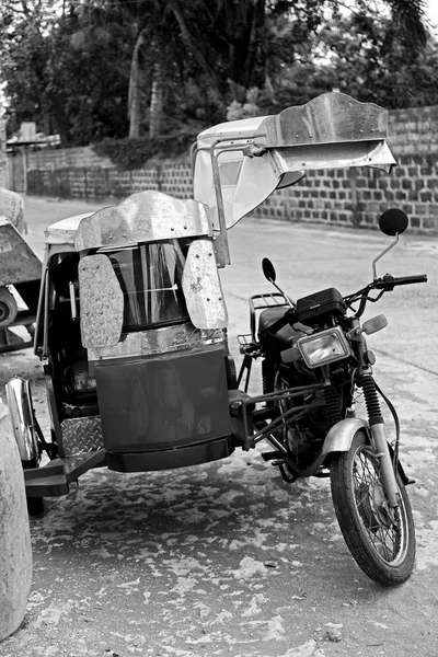 Na ásia filipfinas a moto típica — Fotografia de Stock