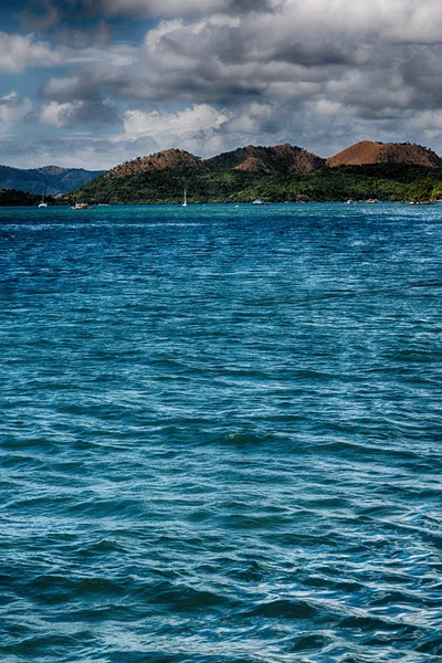 С лодки в красивой панораме побережья моря и скалы — стоковое фото