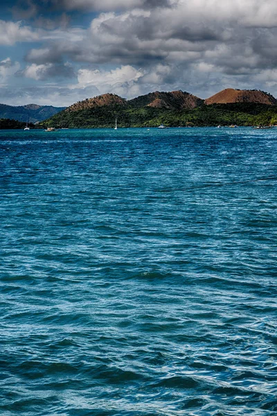 Vanaf een boot in prachtige panorama kustlijn zee en rock — Stockfoto