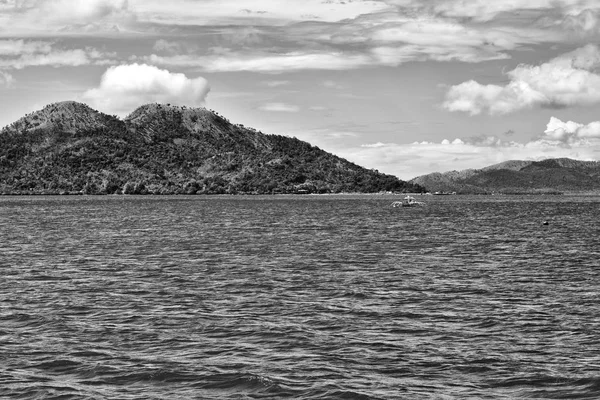 De um barco em belo panorama litoral mar e rocha — Fotografia de Stock