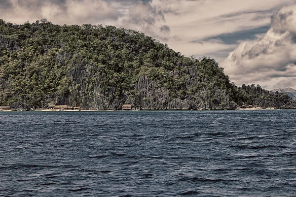 Desde un barco en hermosa costa panorámica mar y roca — Foto de Stock