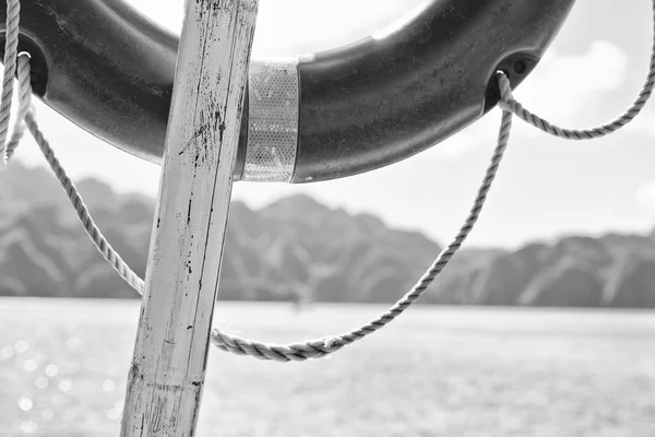 Une bouée en bateau soigné le bokeh de l'océan Pacifique — Photo