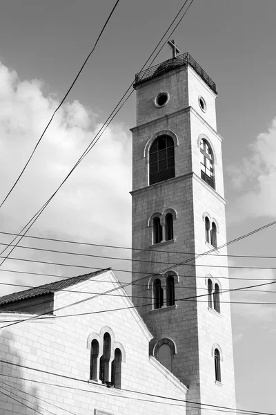 L'église chatolique et la croix — Photo