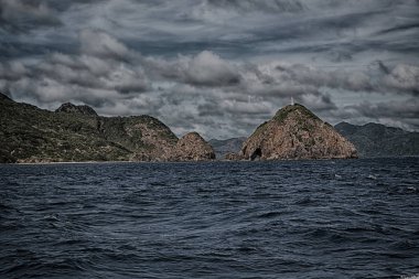 bir tekne güzellikler kıyı şeridi deniz ve rock 