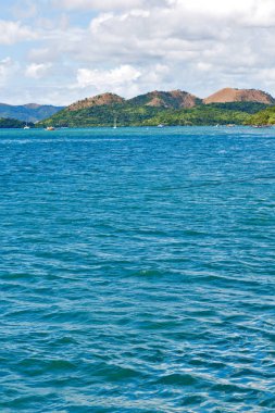 bir tekne güzellikler kıyı şeridi deniz ve rock 