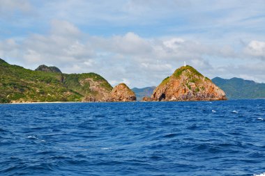 bir tekne güzellikler kıyı şeridi deniz ve rock 